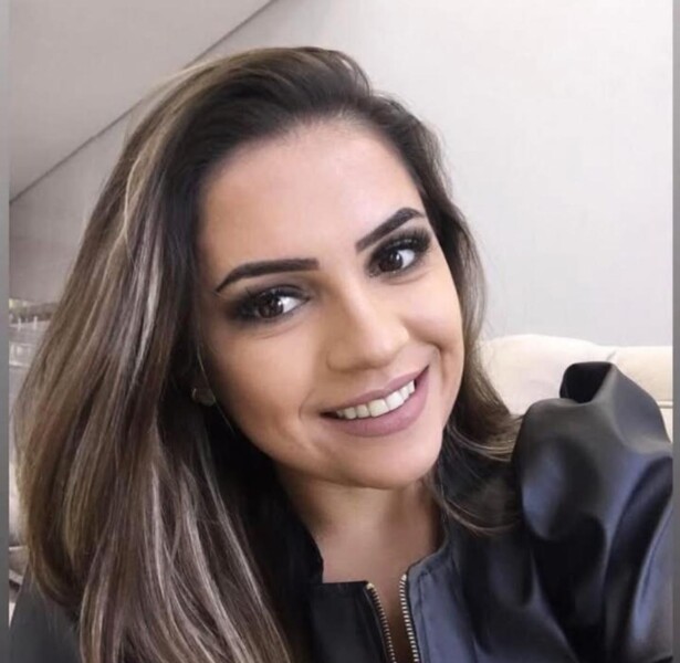 Secretária - Carla Portella Cardoso